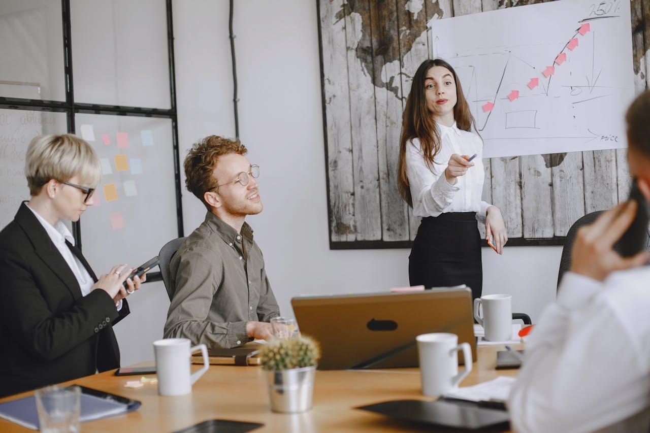 Команда обсуждает проект